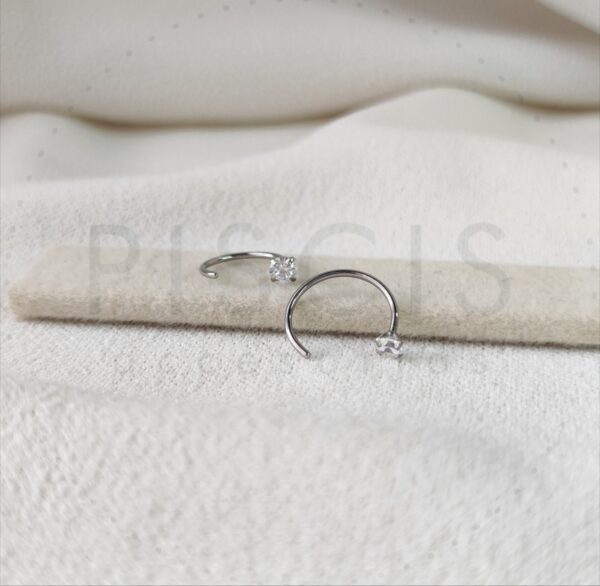 Piercing sin fin con tope strass, plateado.