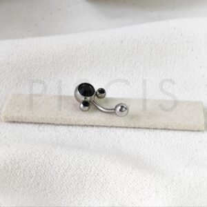 Piercing ombligo Mickey negro.