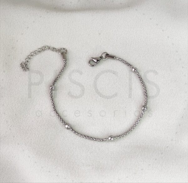 Pulsera con bolitas, plateada.