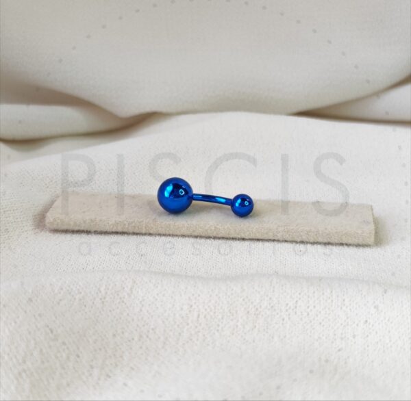Piercing ombligo, azul.