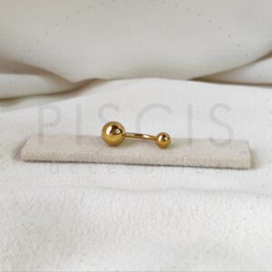 Piercing ombligo, dorado.
