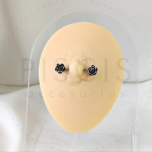 Piercing pezonera, rosas.