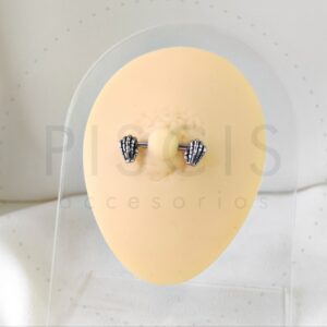 Piercing pezonera manos calavera