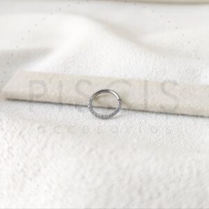 Piercing clicker strass en el frente, plateado.