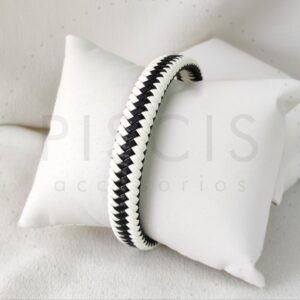 pulsera cuero blanco y negro, cierre magnético.