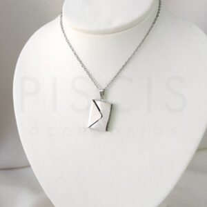 Collar Sobre con tarjetita, plateado.