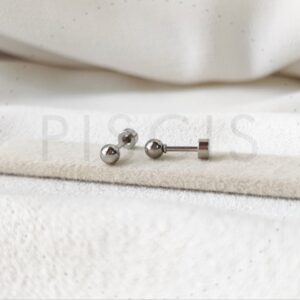 Aros perlas medianas, plateadas.