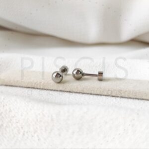 Aros perlas grandes, plateadas.