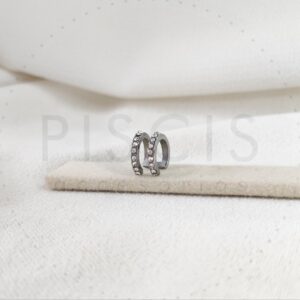 Falso cuff con strass, plateado.