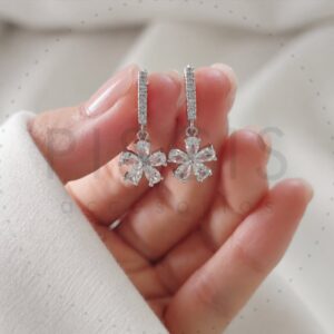 Arg. Florcitas strass blanco, plateadas.